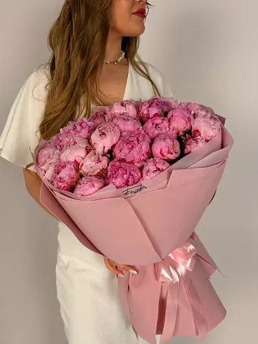 На фото №3 25 Пионов в розовой упаковке 