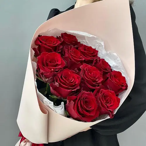 На фото №2 11 красных роз в дизайнерской упаковке 