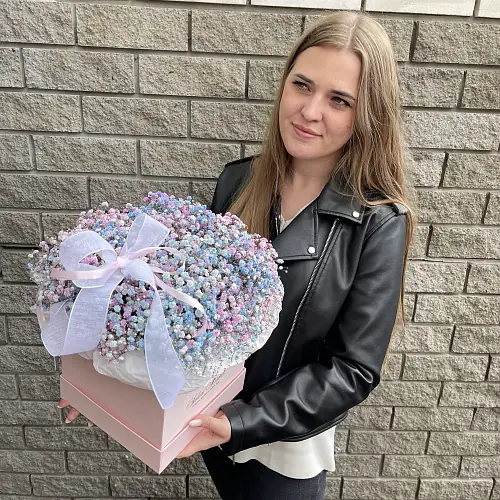 На фото №2 Радужная гипсофила в коробке