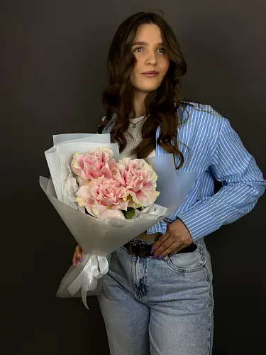 На фото №5 Нежный букет живых цветов с Розовыми розами в дизайнерской упаковке