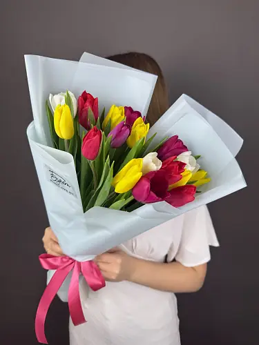 На фото №2 Букет из 17 разноветных тюльпанов
