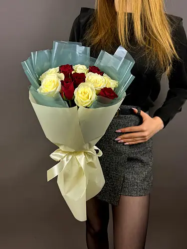 На фото №2 Нежный букет живых цветов из 11 красных и белых роз в дизайнерской упаковке