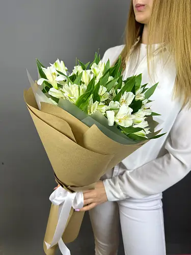 На фото №2 Букет живых цветов из белых альстромерий в крафтовой упаковке