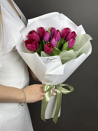 На фото №3 11 Малиновых Тюльпанов в упаковке