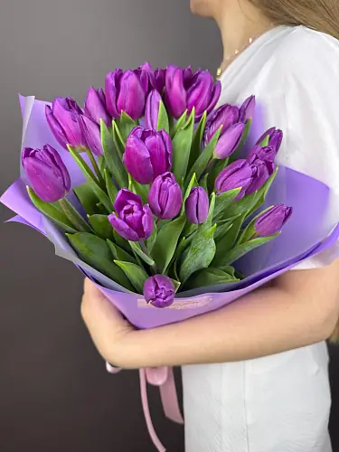 На фото №2 Букет фиолетовых тюльпанов 21 шт.