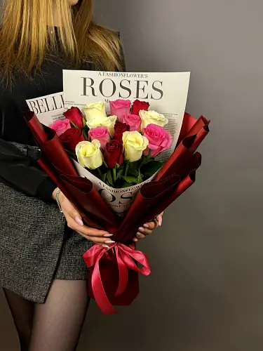 На фото №5 Нежный букет живых цветов из 15 роз микс в дизайнерской упаковке