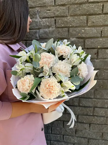 На фото №2 Букет живых цветов из альстромерии и гвоздики в дизайнерской упаковке