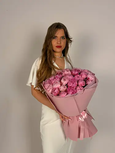 На фото №2 25 Пионов в розовой упаковке 