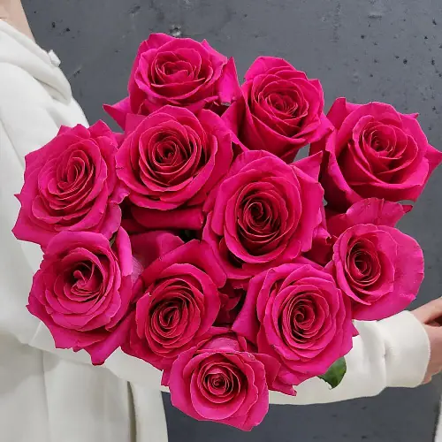 На фото №2 11 ярких роз 