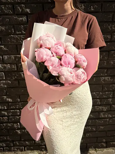 На фото №3 Букет из 9 пионов