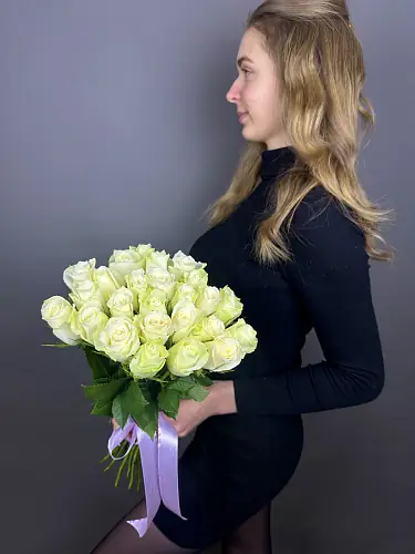 На фото №5 25 Белых Роз