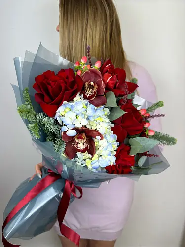 На фото №4 Букет с амариллисом и гортензией 