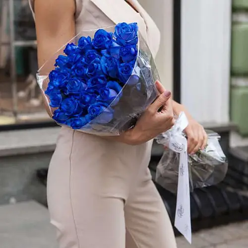 На фото №2 25 Синих роз в упаковке 