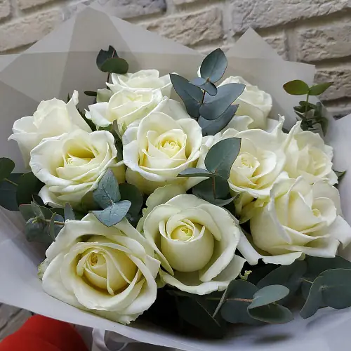 На фото №3 Букет живых цветов из 11 роз Эквадор с эвкалиптом