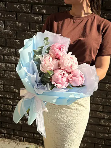 На фото №7 Букет живых цветов из 5 Пионов