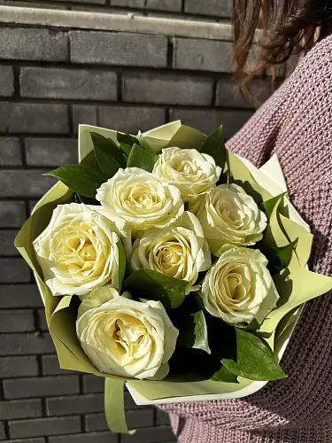 На фото №2 7 Белых роз в дизайнерской упаковке 