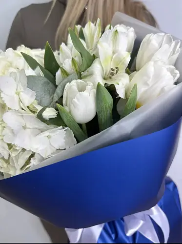 На фото №2 Букет живых цветов с белыми тюльпанами и гортензией
