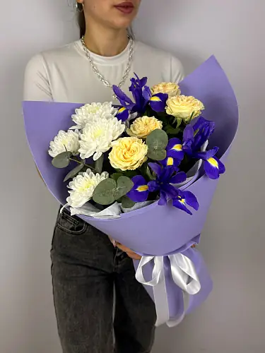 Нежный Букет живых цветов с ирисами и кустовой розой в авторской упаковке