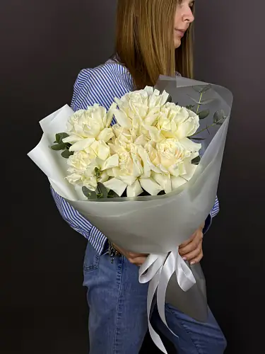 На фото №5 7 Белых роз с эвкалиптом 