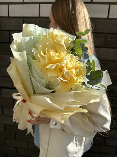 На фото №4 Букет живых роз из 3 роз с эвкалиптом в дизайнерской упаковке