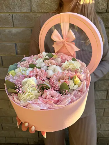 На фото №3 Шляпная коробка с эустомой и гортензией 