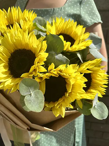 На фото №2 Букет живых цветов из 5 Подсолнухов