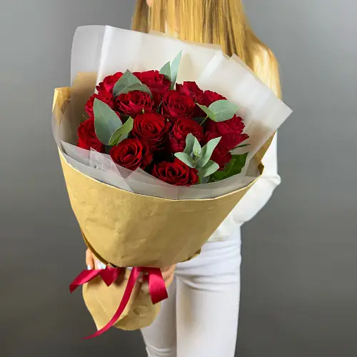На фото №2 Букет живых цветов из красной розы премиум в дизайнерской упаковке