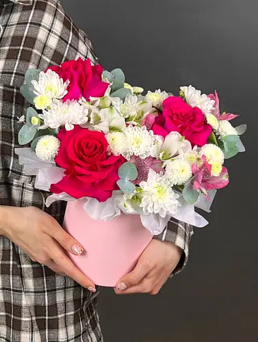На фото №3 Композиция с розовыми розами и альстромерией