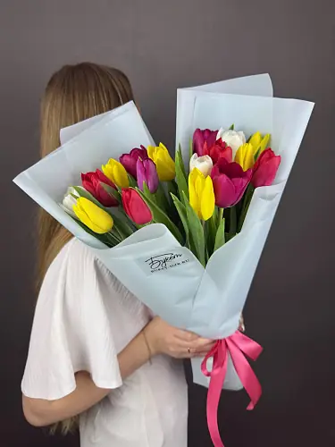 На фото №3 Букет из 17 разноветных тюльпанов