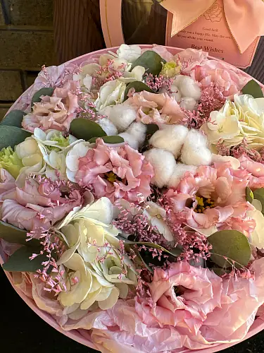 На фото №4 Шляпная коробка с эустомой и гортензией 