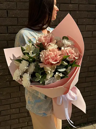 На фото №4 Авторский букет с альстромерией и розами 