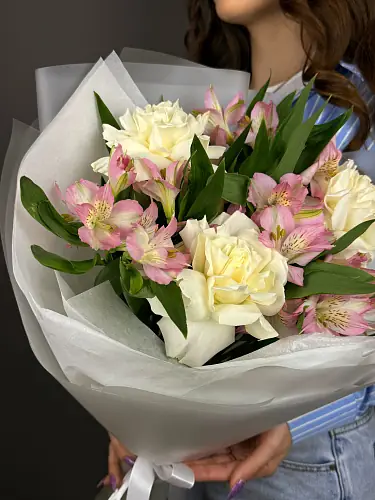 На фото №2 Букет с розовой альстромерией и розами