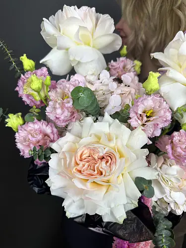 На фото №3 Авторская композиция с розами и эустомой