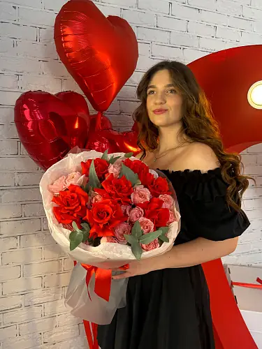 На фото №3 Композиция с рыжей розой в упаковке 