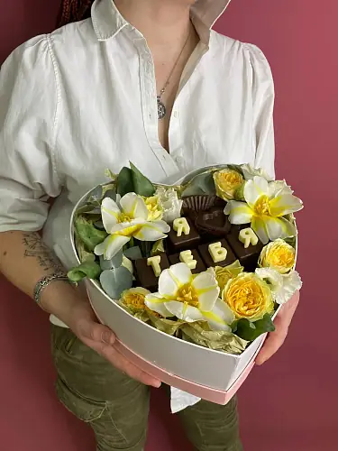 На фото №2 Коробка цветов в форме сердца с тюльпанами и розой