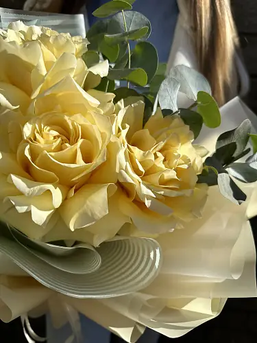 На фото №3 Букет живых цветов из 3 роз с эвкалиптом