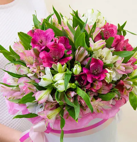 На фото №2 Шляпная коробка "Нежные чувства"