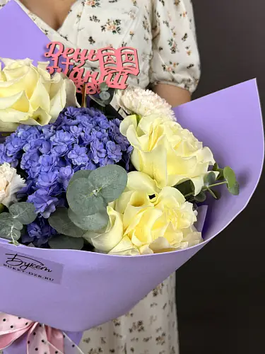 На фото №2 Букет цветов с гортензией в стильной упаковке