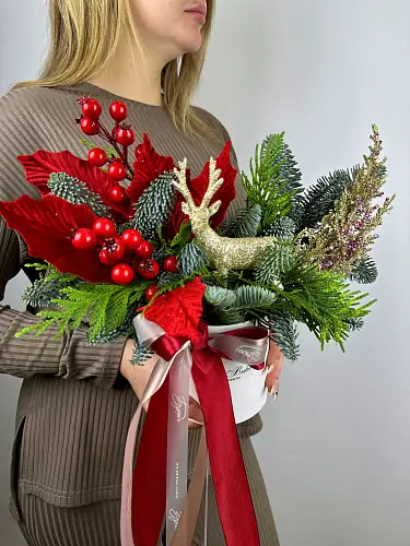 На фото №3 Новогодняя коробка с туей и нобилисом 