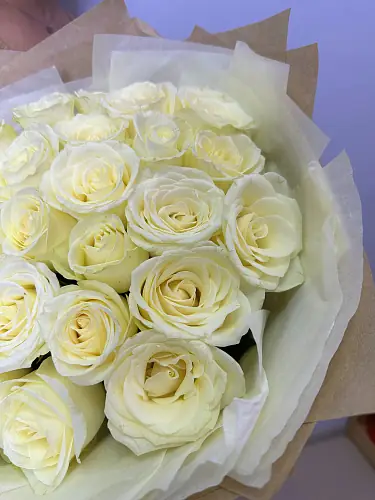 На фото №4 25 Белых роз в крафте
