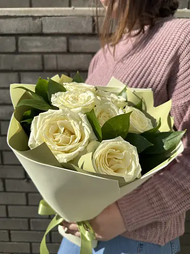 На фото №4 7 Белых роз в дизайнерской упаковке 