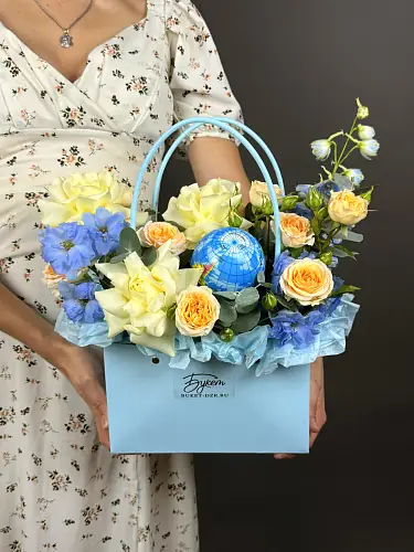 На фото №7 Композиция с розами и глобусом 