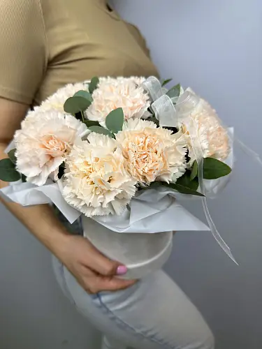 На фото №5 Композиция живых цветов из нежных диантусов