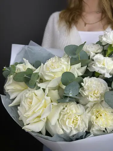 На фото №2 Букет с белыми розами и диантусами