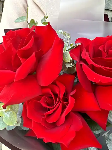 На фото №4 Букет живых цветов из 3 французских красных роз в дизайнерской упаковке