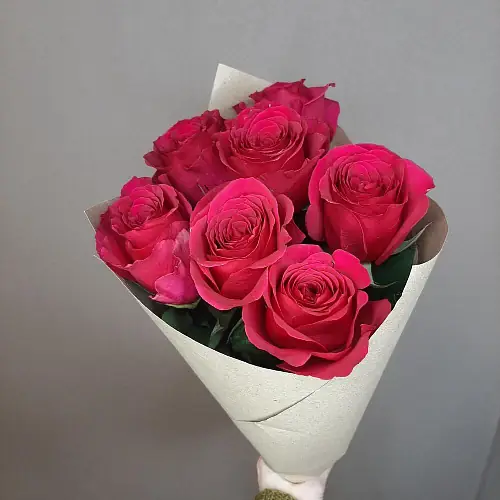 На фото №2 Букет живых цветов из 7 Малиновых роз  