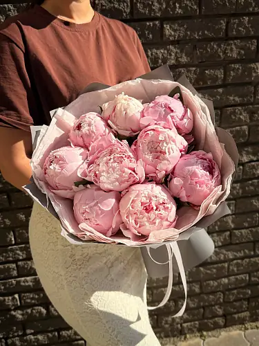 На фото №3 Букет из 9 розовых пионов 