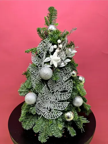 На фото №2 Декоративная елка с серебром