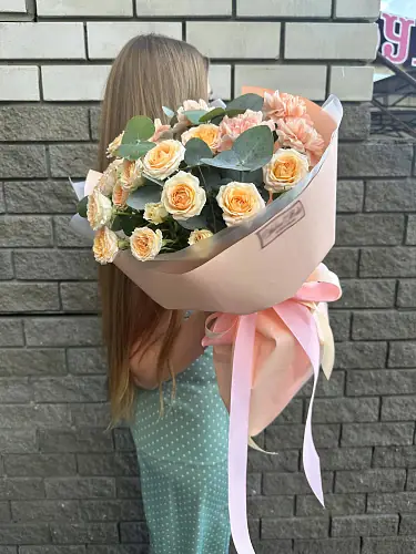 На фото №4 Букет с диантусами и кустовой розой