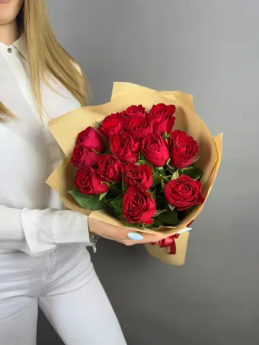 На фото №5 15 красных роз премиум